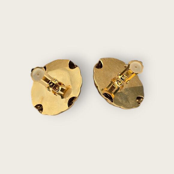 Vintage 1980s Gold Quilted Pearl Clip-On Earrings – Classic Old Money Style - Picture 5 of 8